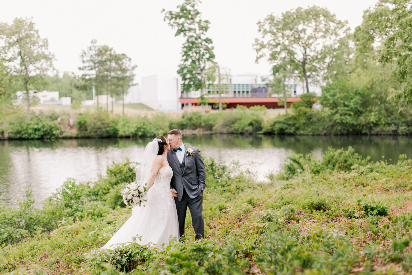 wedding couple kissing in Park