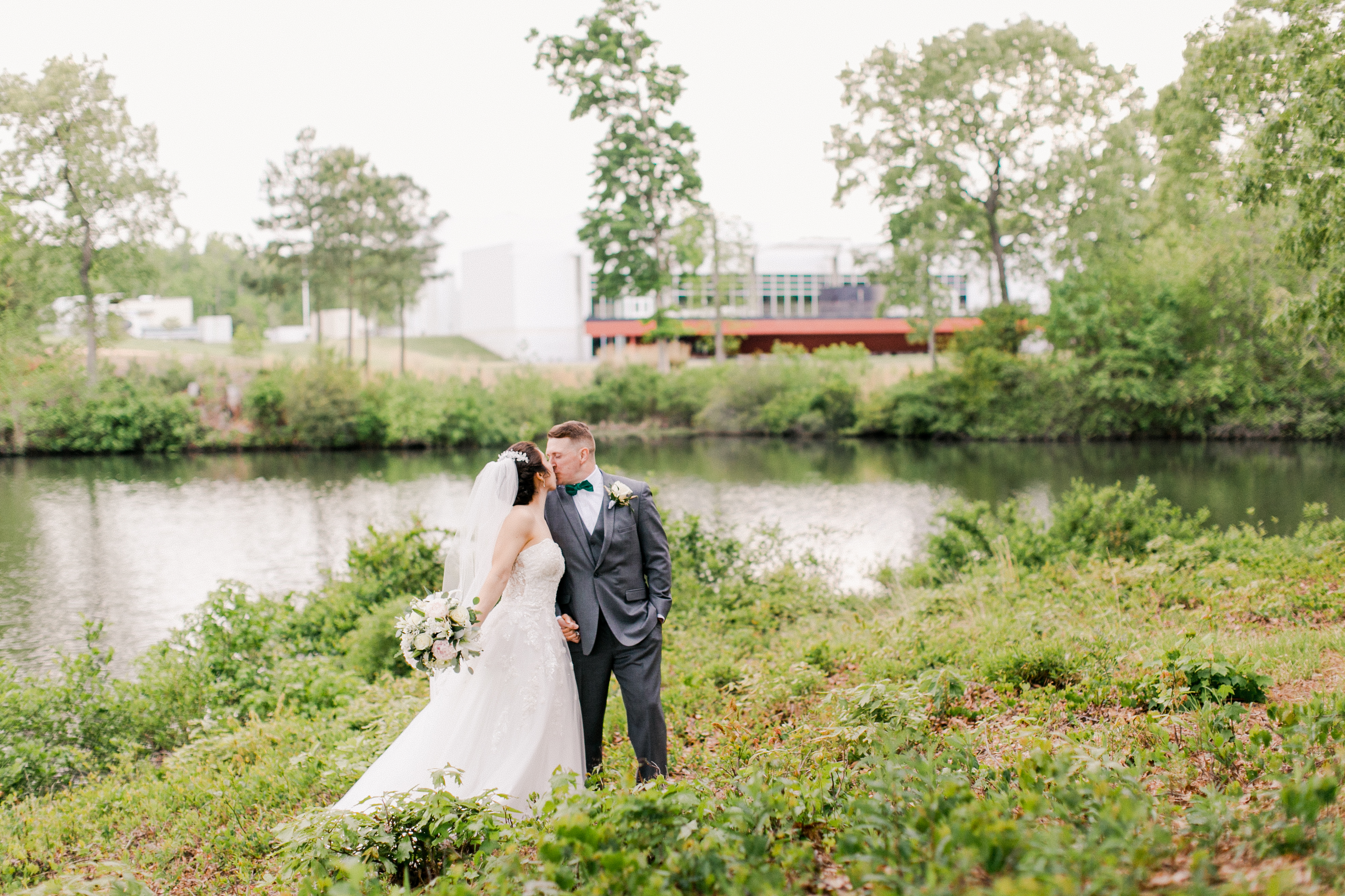 wedding couple kissing in Park