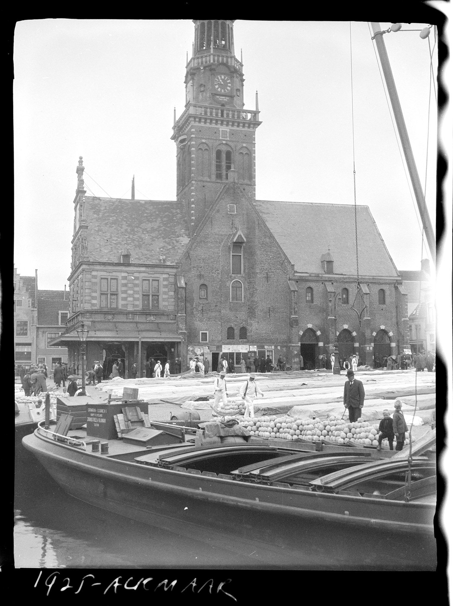 Boats docked outside the Waagplein (“waag” meaning weigh or weigh scale, and “plein” meaning a square in a park). Cheeses line the ground.