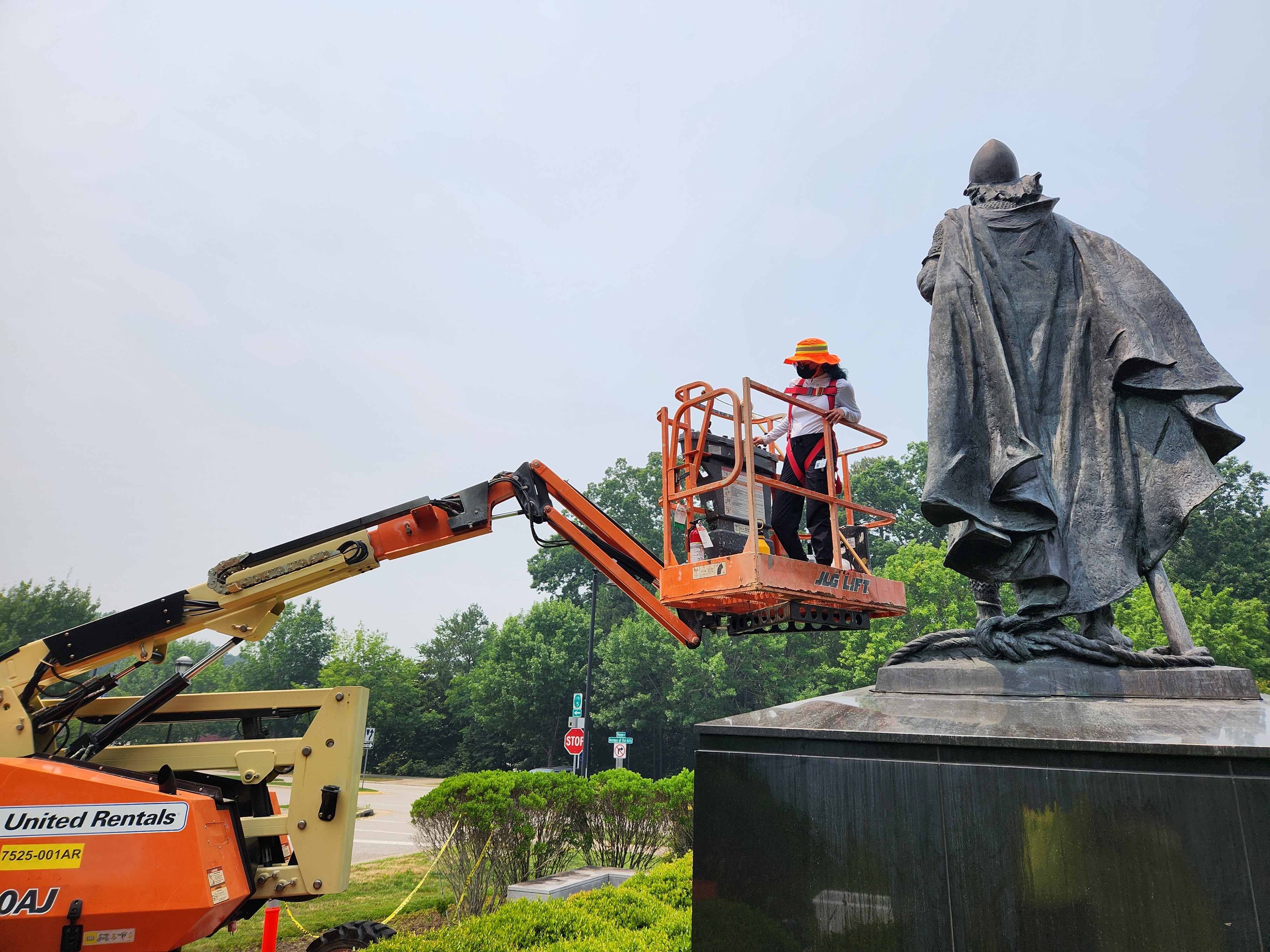 Marimar operating the lift to position in front of the statue of Leifr Eiriksson.